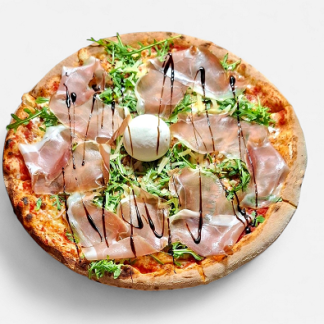 Pizza s pršutom, burrato in rukolo