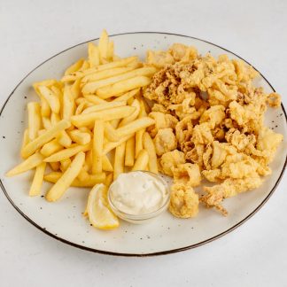 Ocvrti lignji s krompirčkom in tatarsko omako