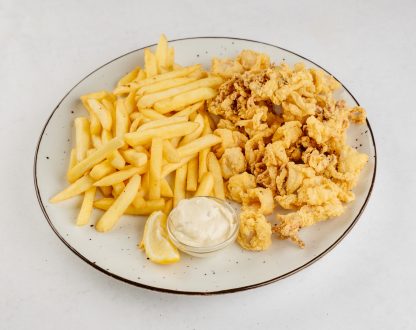 Ocvrti lignji s krompirčkom in tatarsko omako