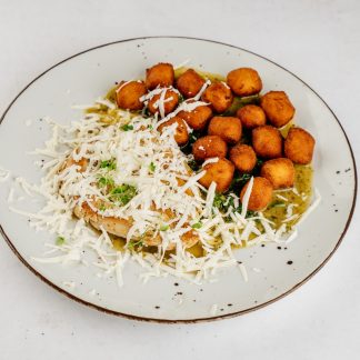 Piščančji / svinjski zrezek z bučkami, feta sirom in ocvrtimi njoki