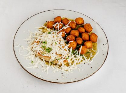 Piščančji / svinjski zrezek z bučkami, feta sirom in ocvrtimi njoki